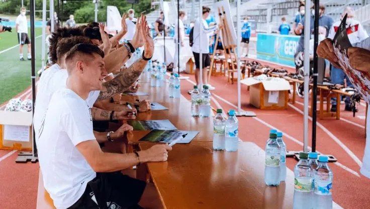 Các tuyển thủ Đức ký mỏi tay khi giao lưu với fan trong mùa dịch