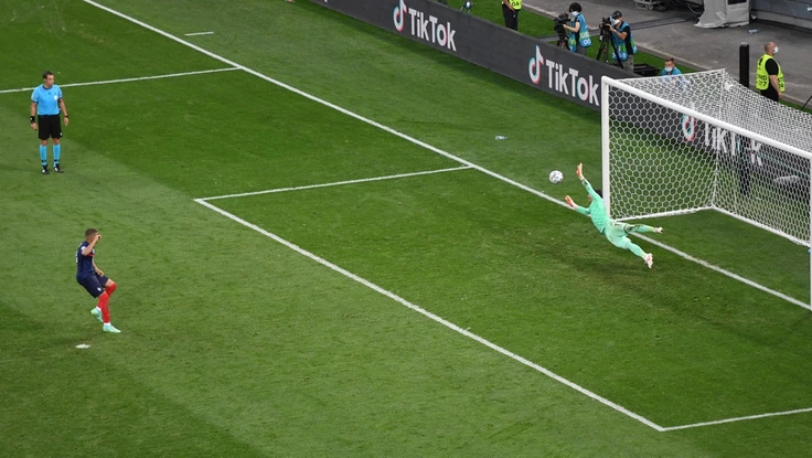 Bình luận: Đêm của hai kịch bản điên rồ nhất!