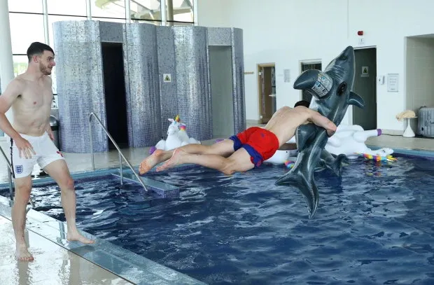 Dàn trai đẹp tuyển Anh thoải mái khoe body chờ đá bán kết