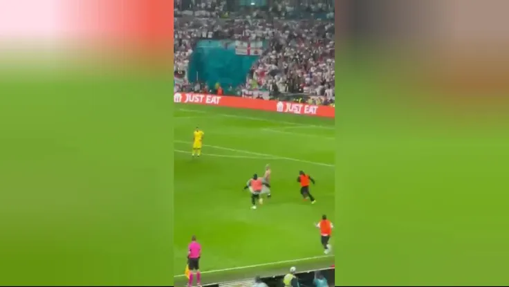 Video CĐV cởi trần chạy vào sân, an ninh sân Wembley ì ạch đuổi