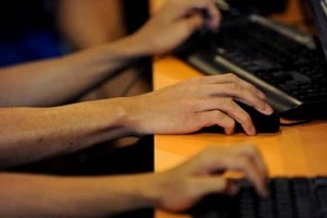 Bé trai hai tuổi bị chết đói vì cha mải mê chơi game