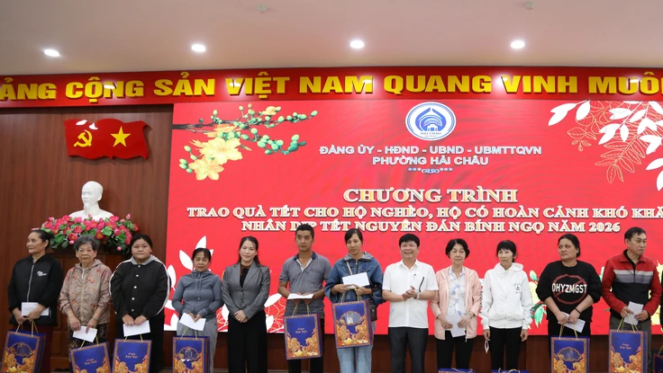 Đà Nẵng: Các nhà hảo tâm phường Hải Châu tặng quà người nghèo đón Tết
