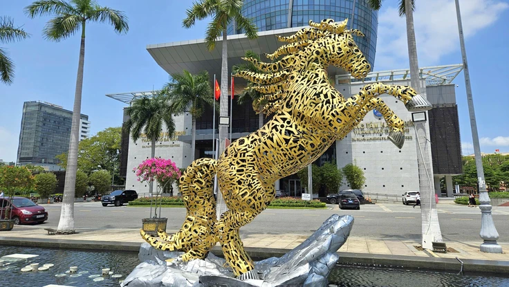 2 linh vật ngựa độc đáo ở Đà Nẵng đã về vị trí mới
