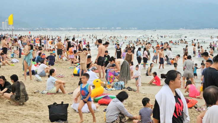 Biển Đà Nẵng ken đặc du khách. Ảnh: TV