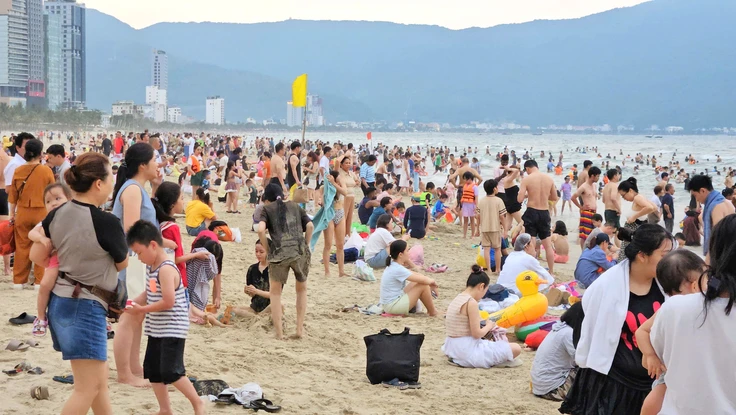 Biển Đà Nẵng ken đặc du khách, khởi động cho mùa lễ hội