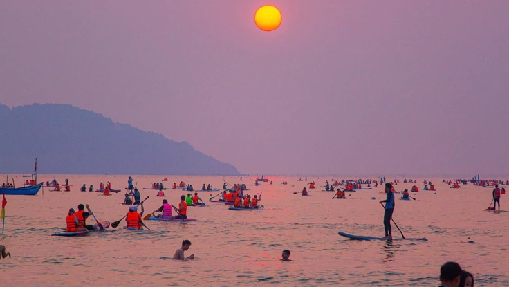 Chen nhau chèo SUP đón bình minh tuyệt đẹp trên biển Đà Nẵng