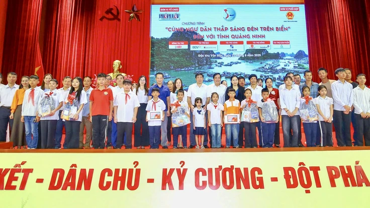 'Cùng ngư dân thắp sáng đèn trên biển' tiếp sức để bà con Quảng Ninh yên tâm vươn khơi, bám biển