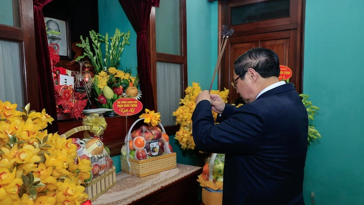 Thủ tướng dâng hương tưởng niệm Chủ tịch Hồ Chí Minh tại Nhà 67