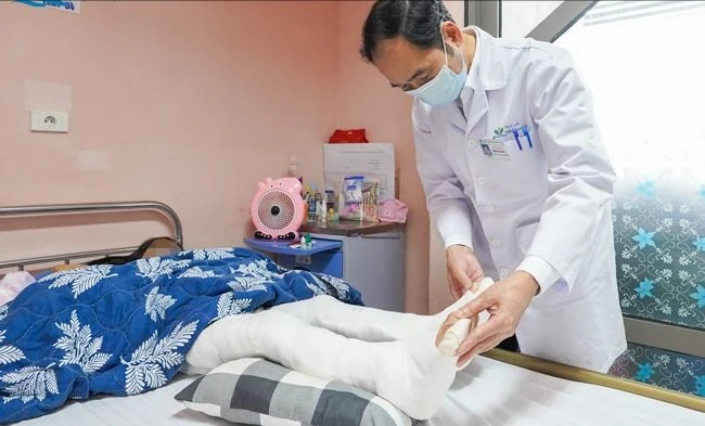 8 giờ phẫu thuật giữ lại cổ chân cho bé gái mắc ung thư sụn