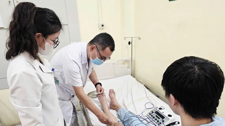 Liệt vận động, dáng đi biến dạng do ngồi khoanh chân