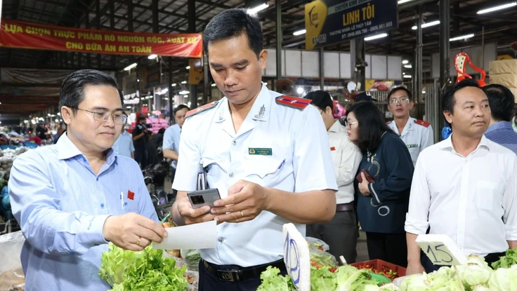 Thu giữ 15 tấn da lợn, xúc xích... không rõ nguồn gốc