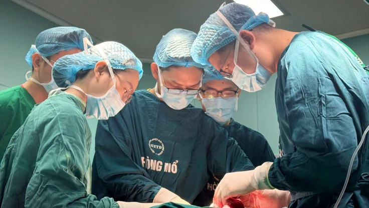 Bé trai mang khối u như mai rùa lần đầu đứng thẳng sau 6 lần phẫu thuật