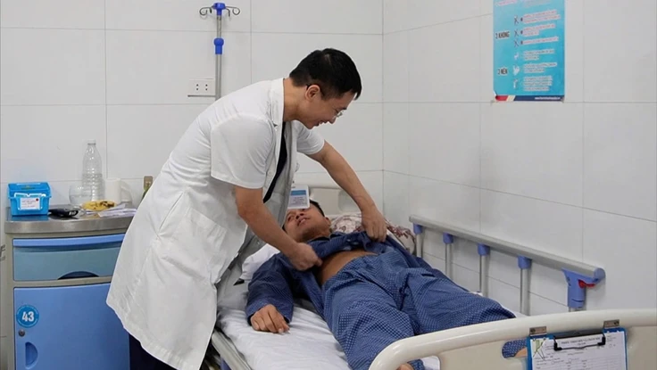 Người đàn ông suýt hoại tử ruột sau nhiều lần tập gập bụng