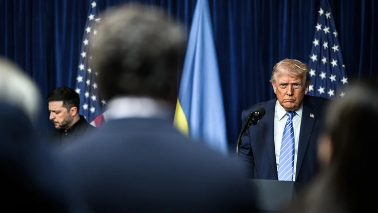 Tổng thống Mỹ Donald Trump (phải) và Tổng thống Ukraine Volodymyr Zelensky họp báo chung sau cuộc gặp tại khu nghỉ dưỡng Mar-a-Lago (bang Florida) ngày 28-12. Ảnh: White House 