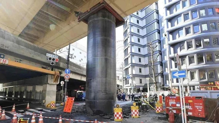 VIDEO: Đường ống khổng lồ bất ngờ nhô lên hơn 10 m ở Nhật