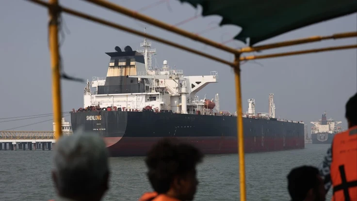 Cách tàu Iran 'phá' vòng phong tỏa của Mỹ ở eo biển Hormuz?