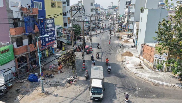 TP.HCM: Đường mới mở rộng gần hoàn tất, trụ điện cũ vẫn án ngữ giữa lối đi