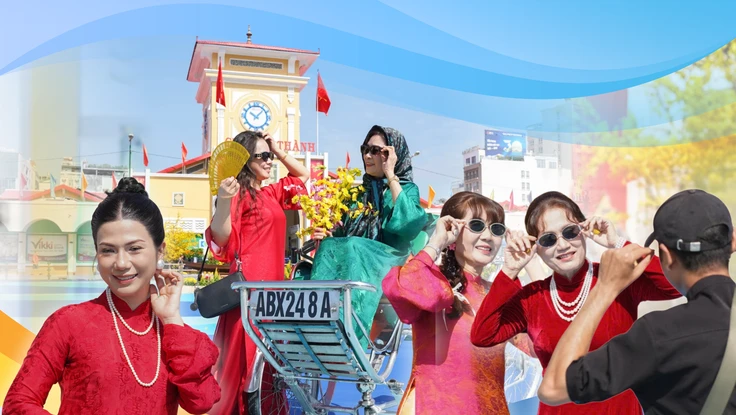 Giới trẻ háo hức đổ về trung tâm TP.HCM 'săn' ảnh Tết 