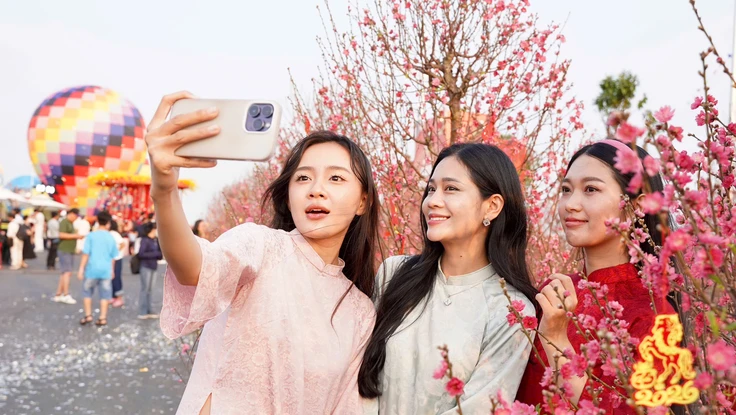 Du khách thích thú check-in cung đường hoa xuân rực rỡ tại Cần Giờ