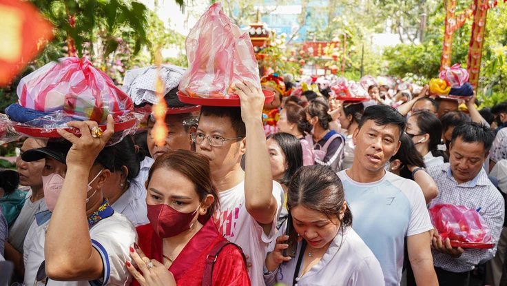 Hàng trăm người đội nắng chờ làm lễ chuyển vận tại chùa Ngọc Hoàng 