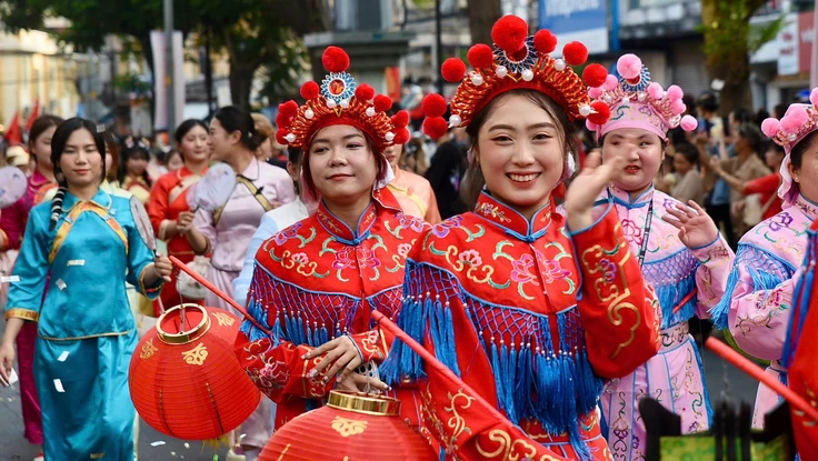 TP.HCM bùng nổ sắc màu trong lễ diễu hành nghệ thuật mừng Tết Nguyên tiêu