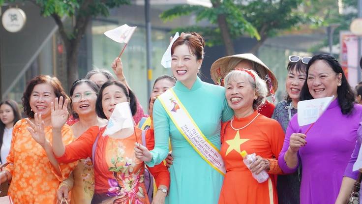 Gần 3.000 người tham gia đồng diễn áo dài tại phố đi bộ Nguyễn Huệ