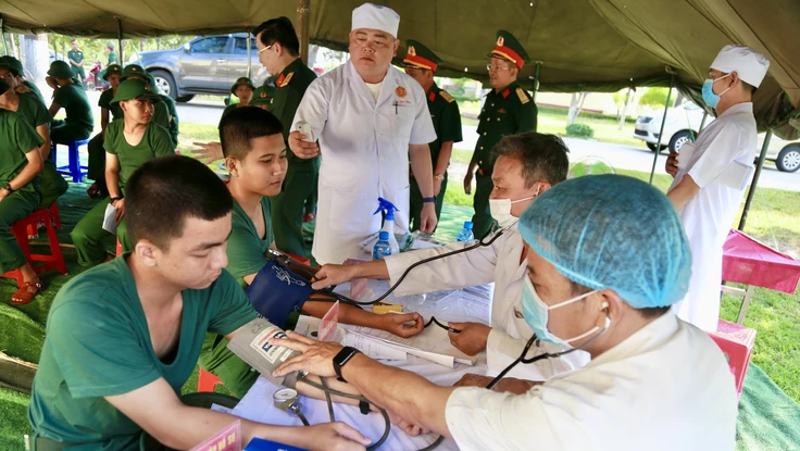 Sư đoàn 9 tiêm vắc xin phòng bệnh cho chiến sĩ mới