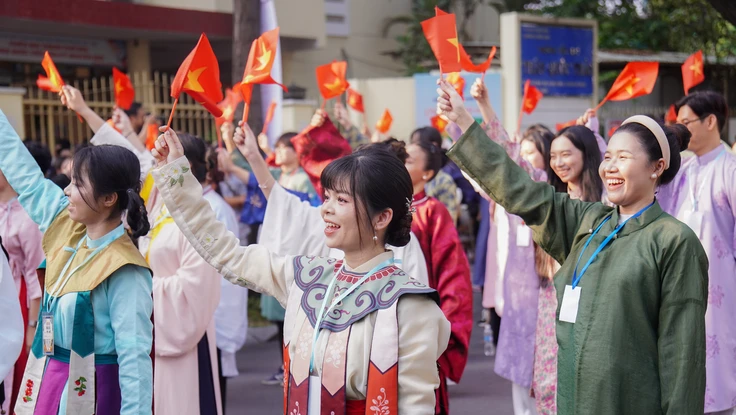 Hơn 1.000 bạn trẻ diện Việt phục diễu hành ở trung tâm TP.HCM 