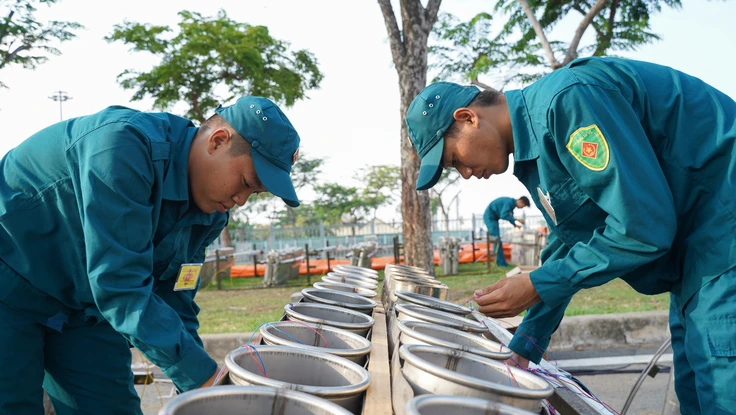 Trận địa pháo hoa tầm cao mừng đại lễ 30-4 trước giờ khai hỏa tại trung tâm TP.HCM