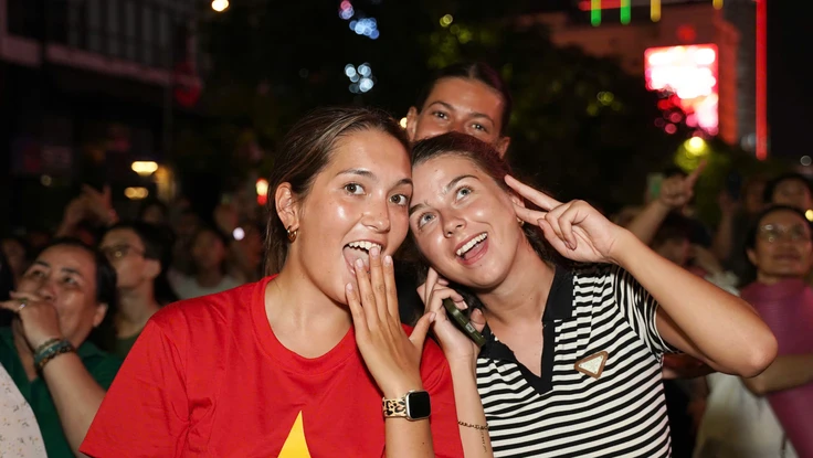 Người dân TP.HCM và du khách vỡ òa với màn pháo hoa mừng đại lễ 30-4 