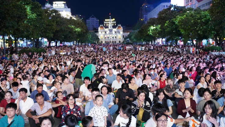 Hàng nghìn người ở trung tâm TP.HCM chờ ngắm pháo hoa mừng đại lễ 30-4 