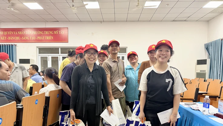 TP.HCM: Phường Trung Mỹ Tây trao quà Tết cho người lao động có hoàn cảnh khó khăn