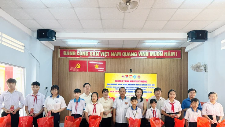 Chung tay mang Tết đến với học sinh, người dân khó khăn tại Đồng Tháp