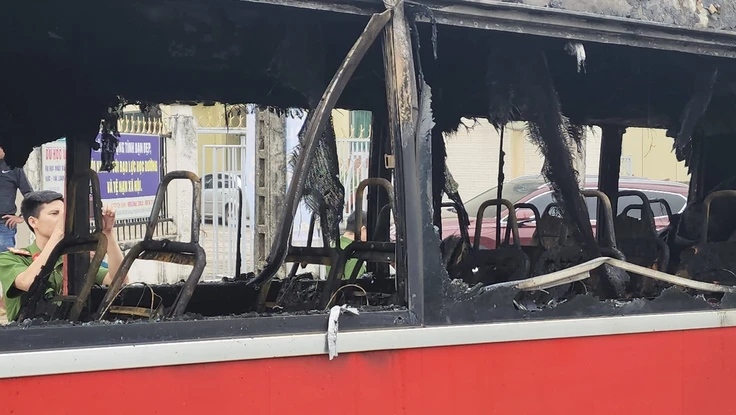 Xe khách chở công nhân cháy rụi khi đậu trước cổng trường học