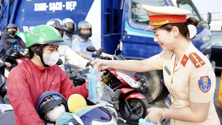 CSGT Đồng Nai tặng nước, sữa cho người dân về quê dịp Tết