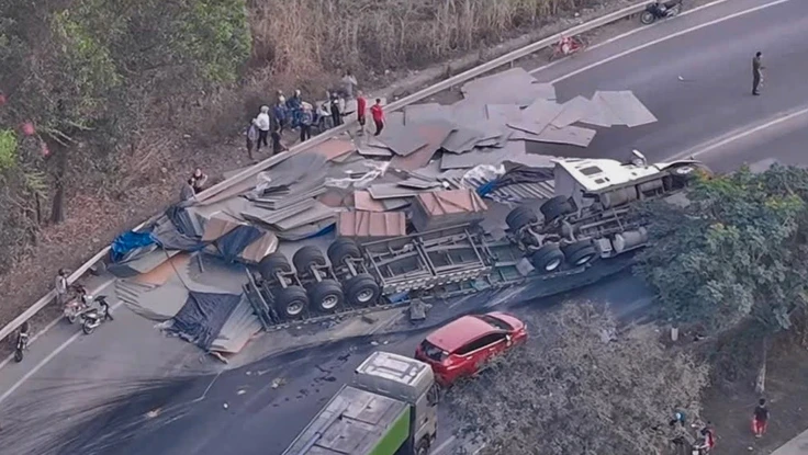 Xe container lật ngược khi ôm cua xuống cầu nối Đồng Nai và TP.HCM