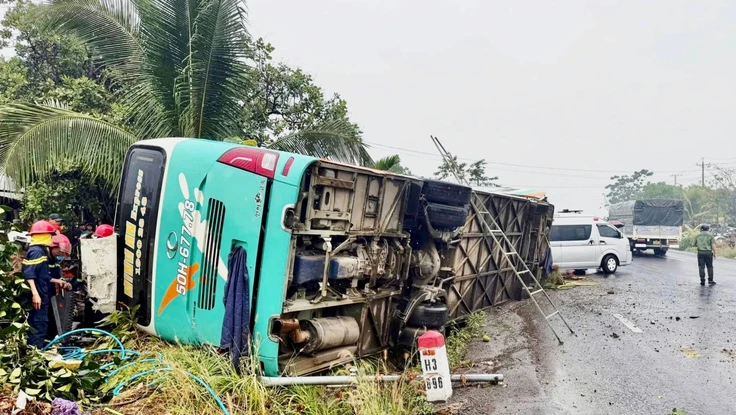 Lật xe khách trên quốc lộ 14 qua tỉnh Đồng Nai, 3 người thương vong