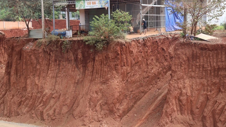 Tỉnh ủy Đồng Nai yêu cầu báo cáo vụ nhà dân chênh vênh bên mép 'vực' khi làm đường