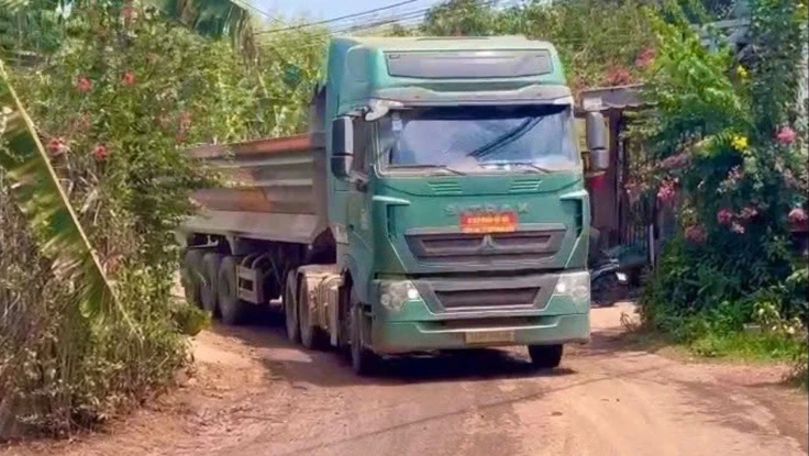 Người dân lo lắng vì xe tải chở đá hàng ngày chạy trong đường dân sinh nhỏ