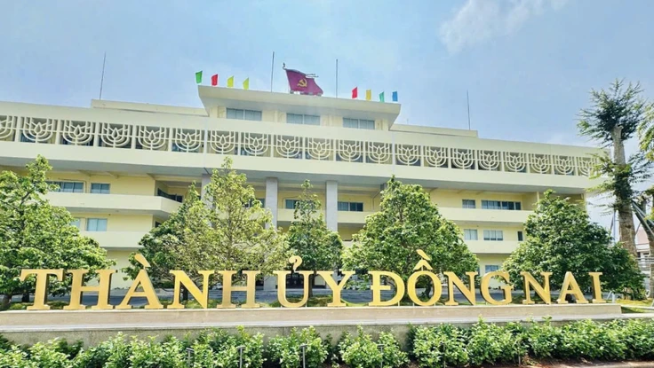 Đồng Nai rực rỡ cờ hoa trong ngày 30-4, chính thức trở thành thành phố