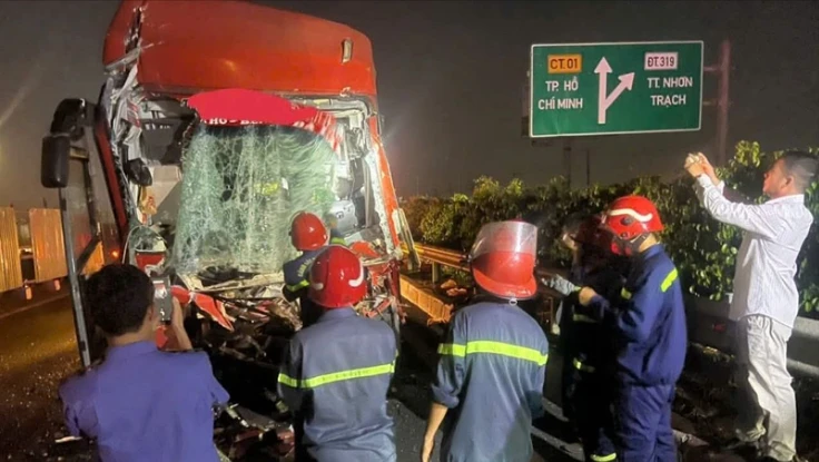 Giải cứu 21 người mắc kẹt trong vụ tai nạn trên cao tốc TP.HCM - Long Thành - Dầu Giây