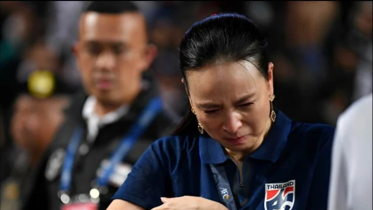 Madam Pang nhìn sang U-23 Việt Nam rồi xin lỗi fans Thái