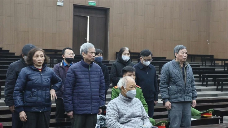 Cựu tổng giám đốc Vicem ngồi xe lăn ra tòa, khai 'không bất ngờ' khi nhận tiền