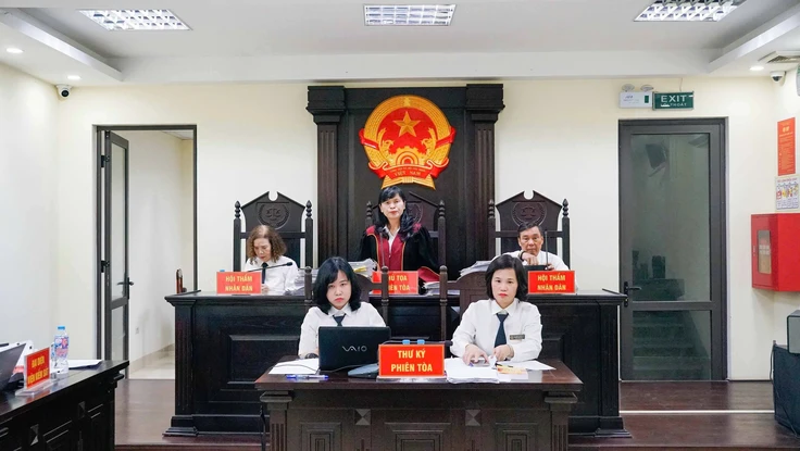 Bị cáo buộc sai phạm thu tiền dạy thêm, cựu nữ hiệu trưởng bật khóc tại tòa