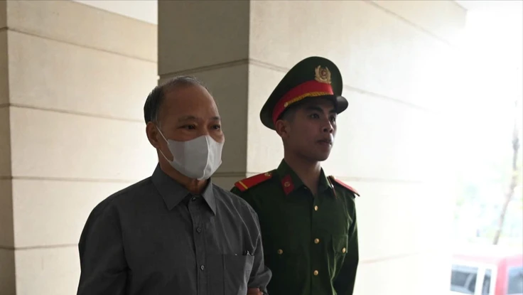 Hình ảnh dẫn giải cựu Thứ trưởng Hoàng Văn Thắng hầu tòa