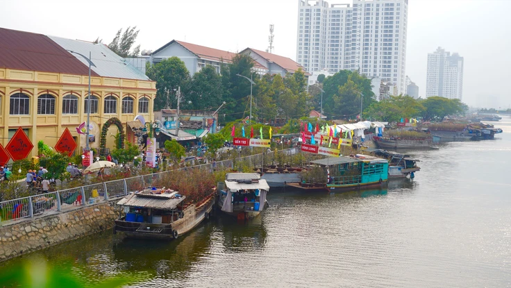 Chợ Hoa Xuân trên bến, dưới thuyền có không gian số