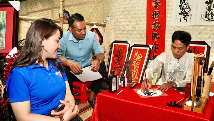 Phường Tân Định rộn ràng lễ hội 'Xuân gắn kết - Tết nghĩa tình'