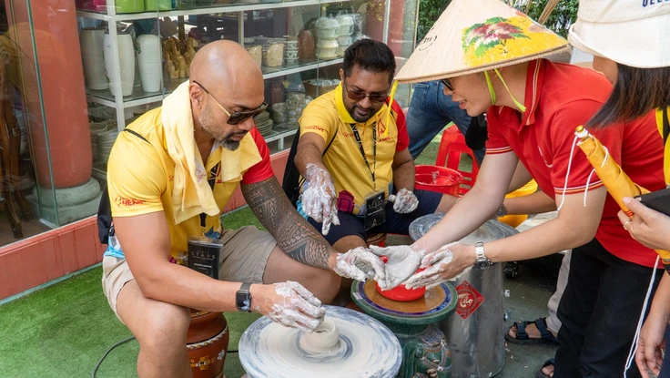Khách Tây mê mẩn xoay bàn gốm, tự tay làm quà lưu niệm