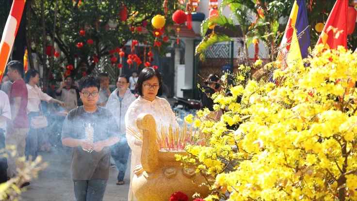 Người dân TP.HCM đi chùa cầu an sáng mùng 1 Tết Bính Ngọ