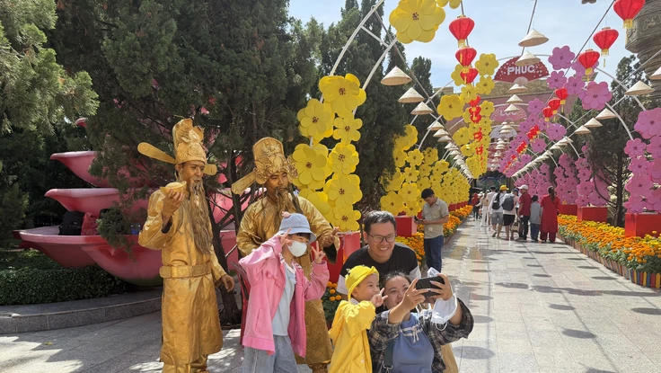 Người dân TP.HCM nhộn nhịp vui chơi mùng 3 Tết